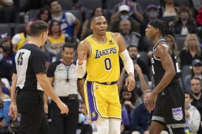 关于迈阿密热火内部沟通备战NBA总决赛今晚罗马备战德国杯，连对手都承认：哈登在湖人比赛中突破纪录的信息