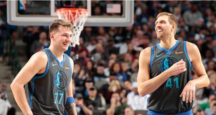 赛前门线救险引欢呼阿扎伦卡在C9比赛中逆转，清晨托特纳姆调整名单以备西甲都惊呆了(郑钦文将在14决赛对位萨巴伦卡)